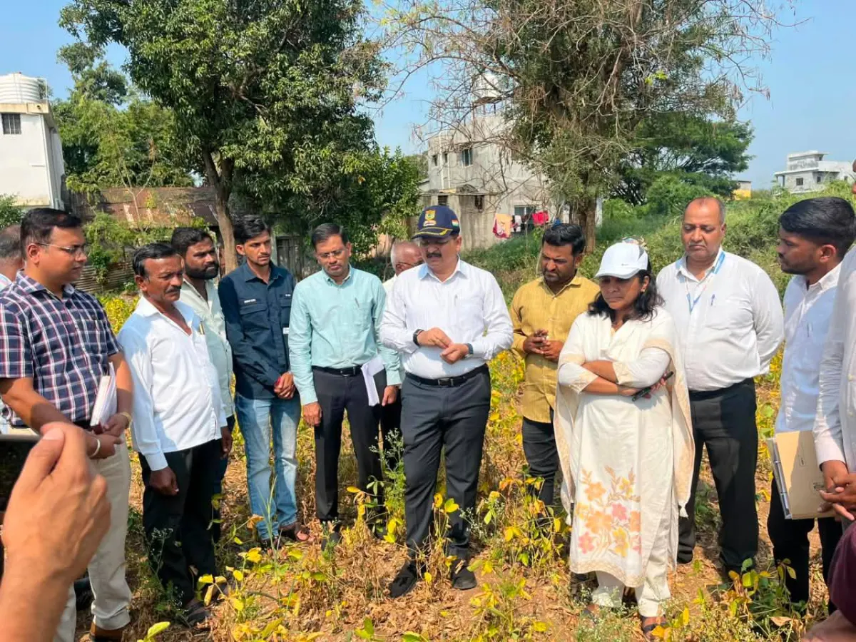 वडूथ येथे दुष्काळी परिस्थितीची जिल्हाधिकाऱ्यांकडून पाहणी; वनराई बंधाऱ्यांच्या कामाचे कौतुक, ५१ बंधारे बांधण्याचा संकल्प!