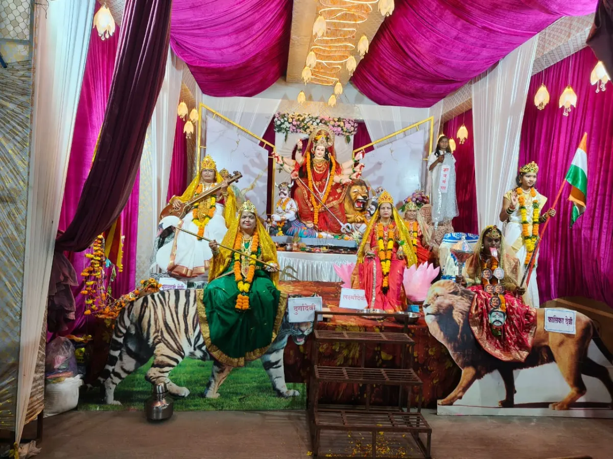 वडूथमध्ये नऊ दुर्गांचे सजीव दर्शन; भक्तिमय वातावरणात धार्मिक सोहळा